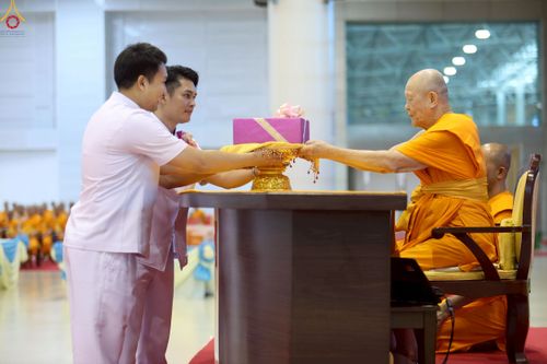 ภาพ No.240920:วันพุธที่ 27 สิงหาคม พ.ศ. 2568 พิธีทอดผ้าป่าเพื่อสร้างอาคาร  82 ปี หลวงพ่อธัมมชโย สมทบกฐินวัดพระธรรมกาย และกฐิน 30,000 วัดทั่วประเทศ ครั้งที่ 1