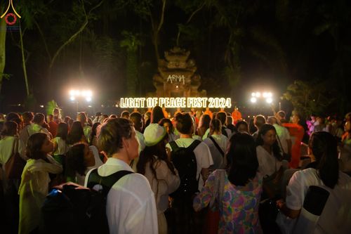 ภาพ No.156607:วัดพุทธบาหลีและวัดพระธรรมกาย จัดปฏิบัติธรรมนานาชาติ 1,151 คนจาก 78 ประเทศ ใน "วันสันติภาพสากล" ณ บาหลี อินโดนีเซีย วันเสาร์ที่ 21 กันยายน พ.ศ. 2567 เวลา 16.00-21.00 น. ณ พิพิธภัณฑ์ ARMA เมืองอูบุด จังหวัดบาหลี ประเทศอินโดนีเซีย