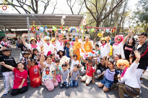 ภาพ No.194093:วัดพระธรรมกาย จัดงานวันเด็กแห่งชาติ ประจำปี พ.ศ.2568 ออกร้านอาหาร 200 ร้าน มอบของขวัญหลายหมื่นชิ้น วันที่ 12 มกราคม พ.ศ. 2568 วัดพระธรรมกาย อ.คลองหลวง จ.ปทุมธานี