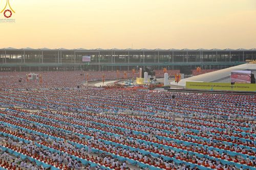 ภาพ No.221788:วันอังคารที่ 22 เมษายน พ.ศ. 2568 ภาพพิธีถวายมหาสังฆทานคณะสงฆ์ 40,000 กว่าวัดทั่วประเทศ เนื่องในวันคุ้มครองโลก ชุดที่ 2 (ปลื้มให้สมการรอคอย) ณ ลานธรรมพระมหาธรรมกายเจดีย์ วัดพระธรรมกาย