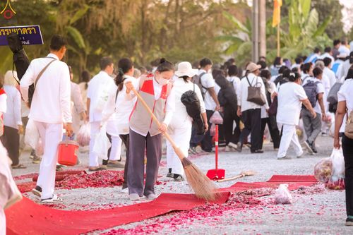 ภาพ No.301560:ภาพเบื้องหลังอาสาสมัครรวมใจ ชุดที่ 4 ในโครงการธรรมยาตรา กตัญญูบูชา มหาปูชนียาจารย์ พระมงคลเทพมุนี(สด จนฺทสโร) พระผู้ปราบมาร อนุสรณ์สถาน 7 แห่ง ปีที่ 14