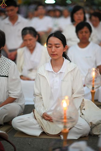 ภาพ No.297121:วันที่ 17 มกราคม พ.ศ. 2569 พิธีจุดประทีปถวายเป็นพุทธบูชา และบูชาธรรมมหาปูชนียาจารย์ (ภาพชุดที่ 2) ณ วัดโบสถ์บน ต.บางคูเวียง จ.นนทบุรี อนุสรณ์สถานลำดับที่ 4 สถานที่เกิดด้วยกายธรรม ในโครงการธรรมยาตรา กตัญญูบูชา มหาปูชนียาจารย์ พระมงคลเทพมุนี(สด จนฺทสโร) พร