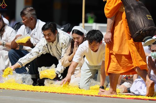 ภาพ No.304553:วันที่ 25 มกราคม พ.ศ. 2569 พิธีต้อนรับพระธรรมยาตรา (ภาพชุดที่ 2) รร.สามัคคีราษฏร์บำรุง-วัดพระธรรมกาย ในโครงการธรรมยาตรา กตัญญูบูชา มหาปูชนียาจารย์ พระมงคลเทพมุนี(สด จนฺทสโร) พระผู้ปราบมาร อนุสรณ์สถาน 7 แห่ง ปีที่ 14