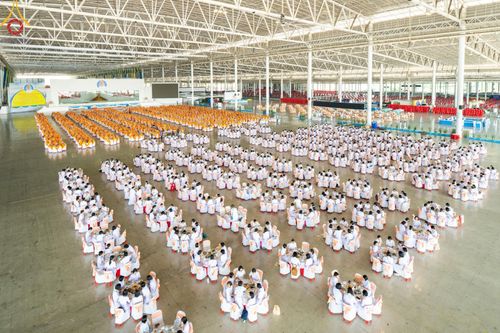 ภาพ No.59301:พิธีเจริญพระพุทธมนต์ ถวายภัตตาหารเป็นสังฆทาน เนื่องในวาระอายุวัฒนมงคล 80 ปี หลวงพ่อธัมมชโย ณ สภาธรรมกายสากล วัดพระธรรมกาย วันพุธที่ 24 เมษายน พ.ศ.2567