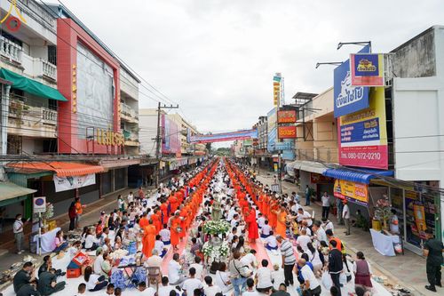 ภาพ No.146375:ตักบาตรพระ 1,384 รูป ทำบุญเมืองฝางครบรอบ 1,383 ปี ถวายเป็นพระราชกุศลแด่พระบาทสมเด็จพระเจ้าอยู่หัว เนื่องในโอกาสพระราชพิธีมหามงคล เฉลิมพระชนมพรรษา 6 รอบ 72 พรรษา วันเสาร์ที่ 27 กรกฎาคม พ.ศ.2567  ณ ถนนหน้าที่ว่าการอำเภอฝาง จ.เชียงใหม่