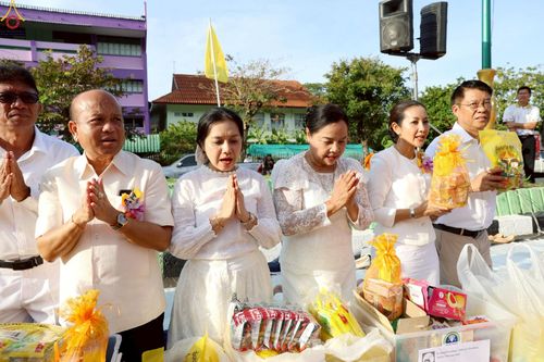 ภาพ No.235225:วันอาทิตย์ที่ 27 กรกฎาคม พ.ศ. 2568 พิธีตักบาตรพระ1,000 รูป ทำบุญเมืองพัทลุง ประธานสงฆ์ พระปริยัติวชิโรดม  เจ้าคณะจังหวัดพัทลุง ประธานฆราวาส นายรัฐศาสตร์ ชิดชู  ผู้ว่าราชการจังหวัดพัทลุง