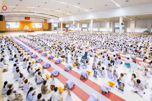 ภาพ No.101495:พิธีเวียนประทักษิณ, พิธีวันทาเจดีย์, พิธีขอขมาและมอบผ้าไตร ในโครงการอุปสมบทหมู่ รุ่นบูชาธรรมมหาปูชนียาจารย์ ณ วัดพระธรรมกาย ในวันที่ 9 ธันวาคม พ.ศ. 2566