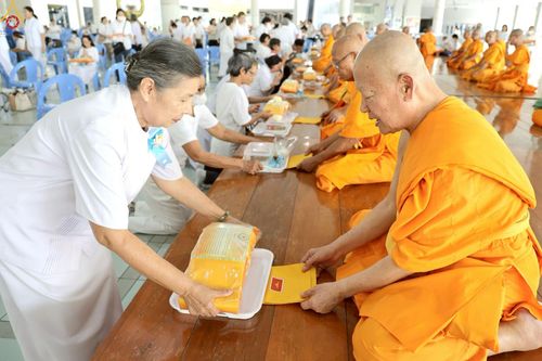 ภาพ No.229751:วันที่ 25 มิถุนายน พ.ศ. 2568 (แรม 15 ค่ำ เดือน 7) พิธีบุพเปตพลี ครั้งที่ 166 ร่วมอุทิศบุญแด่หมู่ญาติที่ล่วงลับไปแล้ว และสืบทอดอายุพระพุทธศาสนา ณ หอฉันคุณยายอาจารย์ฯ วัดพระธรรมกาย