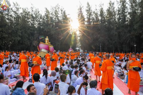 ภาพ No.107449:พิธีตักบาตรพระธรรมยาตราฯ ในโครงการธรรมยาตรากตัญญูบูชา มหาปูชนียาจารย์ พระมงคลเทพมุนี(สด จนฺทสโร) พระผู้ปราบมาร ปีที่ 12 ณ อนุสรณ์สถานมหาวิหารพระมงคลเทพมุนี อ.สองพี่น้อง จ.สุพรรณบุรี วันที่ 7 มกราคม พ.ศ. 2567