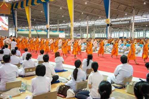 ภาพ No.85436:พิธีถวายมหาสังฆทานคณะสงฆ์ 2000 กว่าวัดทั่วประเทศปีที่ 23, พิธีถวายไทยธรรมคณะสงฆ์ 323 วัด 4 จังหวัดชายแดนภาคใต้, พิธีมอบปัจจัยช่วยเหลือครู 4 จังหวัดชายแดนภาคใต้ ณ สภาธรรมกายสากล วัดพระธรรมกาย ในวันสมาธิโลก อาทิตย์ที่ 6 สิงหาคม พ.ศ. 2566