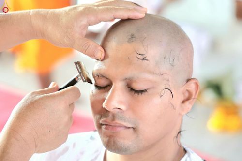 ภาพ No.230851:วันที่ 28 มิถุนายน พ.ศ. 2568 พิธีตัดปอยผมและปลงผม โครงการบวชพระนานาชาติ AEC & WAB รุ่นที่ 9 ณ วิหารคด 2 วัดพระธรรมกาย