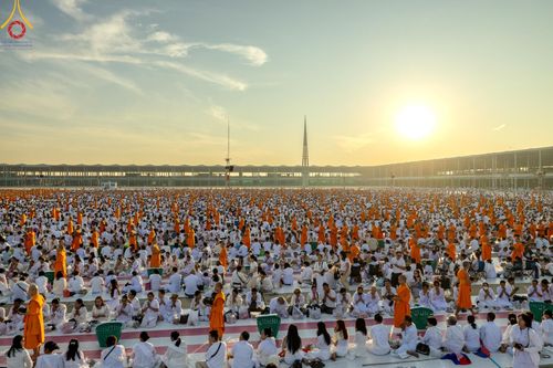ภาพ No.187808:พิธีตักบาตรฉลองพระใหม่ ต้อนรับพุทธศักราช 2568 ณ ลานธรรมพระมหาธรรมกายเจดีย์ วัดพระธรรมกาย จ.ปทุมธานี วันที่ 1 มกราคม พ.ศ. 2568
