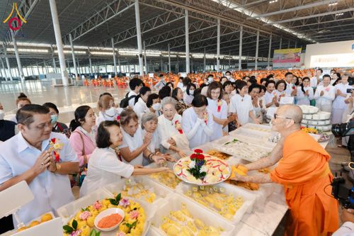 ภาพ No.203746:พิธีถวายภัตตาหารเป็นสังฆทาน แด่พระธรรมยาตรา ณ วัดพระธรรมกาย ตำบลคลองสาม อำเภอคลองหลวง จังหวัดปทุมธานี ในโครงการธรรมยาตรา กตัญญูบูชา มหาปูชนียาจารย์ พระมงคลเทพมุนี(สด จนฺทสโร) พระผู้ปราบมาร อนุสรณ์สถาน 7 แห่ง ปีที่ 13 วันที่ 30 มกราคม พ.ศ. 2568