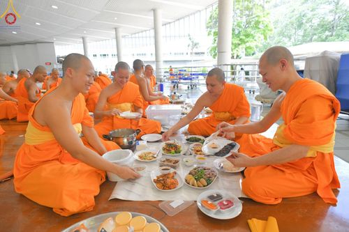 ภาพ No.143255:พิธีถวายภัตตาหารเพื่อเป็นกำลังแห่งการเข้าถึงธรรม ของพระภิกษุสามเณร วัดพระธรรมกาย วันเสาร์ที่ 6 กรกฏาคม พ.ศ. 2567 ณ หอฉันคุณยายอาจารย์ วัดพระธรรมกาย จ.ปทุมธานี