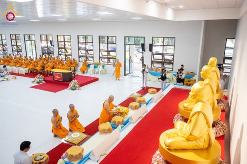 ภาพ No.160874:พิธีเจริญพระพุทธมนต์ และปิดแผ่นทองรูปเหมือน พระเดชพระคุณพระมงคลเทพมุนี (สด จนฺทสโร) พระผู้ปราบมาร จำนวน 3 องค์ วันเสาร์ที่ 5 ตุลาคม พ.ศ. 2567 ณ อาคารปลูกศรัทธา 2 (ชานชลาเดิม) วัดพระธรรมกาย อ.คลองหลวง จ.ปทุมธานี