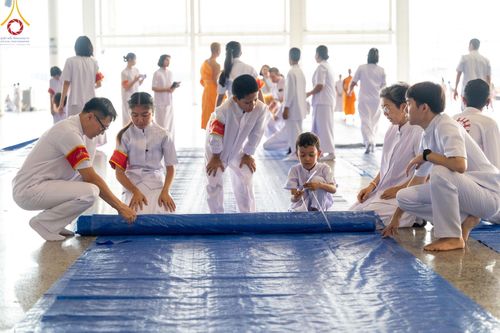 ภาพ No.136637:พิธีตักบาตร พิธีบูชาข้าวพระ ในวันอาทิตย์ต้นเดือนที่ 5 พฤษภาคม พ.ศ. 2567 ณ วัดพระธรรมกาย จ.ปทุมธานี