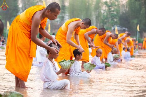 ภาพ No.63348:Photo Story  มหัศจรรย์วัดดงดินแดง Episode 1  พิธีปลงผมนาคธรรมทายาท  ในโครงการบรรพชาอุปสมบทหมู่ ฟื้นฟูพระพุทธศาสนาทั่วไทย วัดดงดินแดง ณ ลำน้ำแม่ตื่น อ.อมก๋อย จ.เชียงใหม่ วันที่ 2 เมษายน พ.ศ. 2567