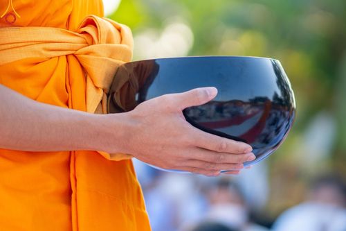 ภาพ No.112774:พิธีตักบาตรพระธรรมยาตราฯ ณ วัดสองพี่น้อง จ.สุพรรณบุรี วันที่ 15 มกราคม พ.ศ. 2567