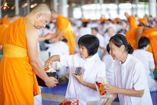 ภาพ No.149977:พิธีตักบาตร , พิธีปฎิบัติธรรม , พิธีถวายภัตตาหารเมนูสวรรค์ ในพรรษาแห่งการเข้าถึงธรรม วันธรรมชัย วันอังคารที่ 27 สิงหาคม พ.ศ.2567 ณ สภาธรรมกายสากล วัดพระธรรมกาย