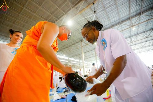 ภาพ No.124498:พิธีตักบาตรในวันมาฆบูชา ณ บ้านแก้วเรือนทองคุณยายฯ วัดพระธรรมกาย จ.ปทุมธานี วันเสาร์ที่ 24 กุมภาพันธ์ พ.ศ. 2567