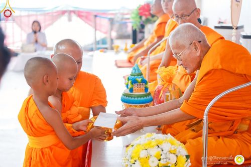 ภาพ No.216026:วันพฤหัสบดีที่ 3 เมษายน พ.ศ. 2568 พิธีบรรพชาสามเณร ภาคฤดูร้อน รุ่นที่ 15  บูชาธรรมหลวงพ่อธัมมชโย 81 ปี 81 รูป ณ ศูนย์ปฏิบัติธรรมสวนผึ้ง จ.ราชบุรี