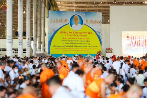 ภาพ No.159002:พิธีตักบาตร ในวันอาทิตย์ต้นเดือน วันที่ 6 ตุลาคม พ.ศ. 2567 ณ สภาธรรมกายสากล วัดพระธรรมกาย