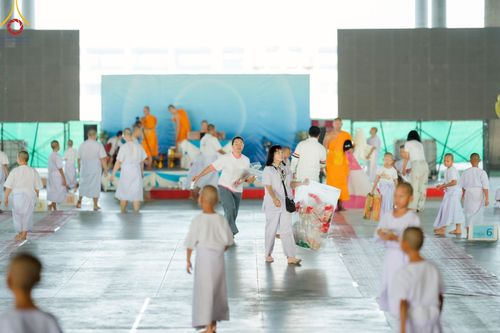 ภาพ No.214665:วันศุกร์ที่ 4 เมษายน พ.ศ.2568 นาคธรรมทายาทตักบาตรพระพี่เลี้ยง ในโครงการบรรพชาสามเณร ฟื้นฟูพระพุทธศาสนาทั่วไทย ณ วิหารคด 22 วัดพระธรรมกาย