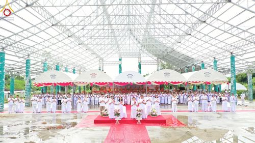 ภาพ No.158185:พิธีทอดผ้าป่า ติดตั้งแผ่นสิริฉะทะนะรัสมี(หลังคา) อาคาร 80 ปี หลวงพ่อธัมมชโย วันอาทิตย์ที่ 22 กันยายน พ.ศ. 2567 ณ ศูนย์ปฏิบัติธรรมวิหารแดง อ.วิหารแดง จ.สระบุรี