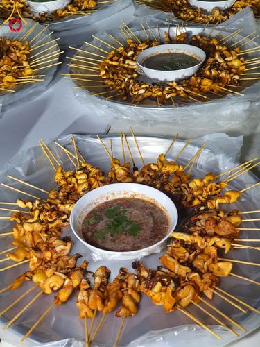 ภาพ No.194976:พิธีถวายภัตตาหารเป็นสังฆทาน แด่พระธรรมยาตรา ณ อนุสรณ์สถานมหาวิหารพระมงคลเทพมุนี (โลตัสแลนด์) อ.สองพี่น้อง จ.สุพรรณบุรี ในโครงการธรรมยาตรา กตัญญูบูชา มหาปูชนียาจารย์ พระมงคลเทพมุนี(สด จนฺทสโร) พระผู้ปราบมาร แห่ง ปีที่ 13 วันที่ 14 มกราคม พ.ศ.2568