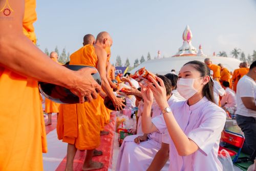 ภาพ No.110317:พิธีตักบาตรพระธรรมยาตราฯ ในโครงการธรรมยาตรากตัญญูบูชา มหาปูชนียาจารย์ พระมงคลเทพมุนี(สด จนฺทสโร) พระผู้ปราบมาร ปีที่ 12 ณ อนุสรณ์สถานลำดับที่ 2 สถานที่ตั้งมโนปณิธานบวชตลอดชีวิต อนุสรณ์สถานบางนางแท่น จ.นครปฐม วันที่ 11 มกราคม พ.ศ. 2567