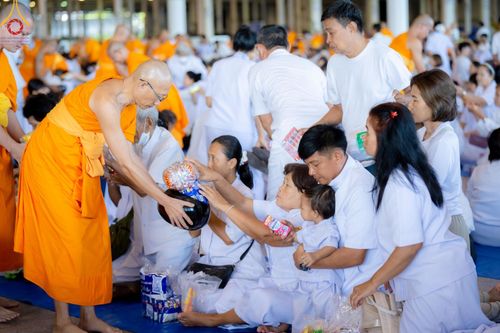 ภาพ No.151072:พิธีตักบาตร ในวันอาทิตย์ต้นเดือน วันที่ 1 กันยายน พ.ศ. 2567 ณ สภาธรรมกายสากล วัดพระธรรมกาย