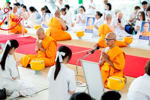 ภาพ No.244856:วันเสาร์ที่ 6 กันยายน พ.ศ. 2568 พิธีถวายบาตร บรรพชา อุปสมบทของนาคธรรมทายาท โครงการอุปสมบทหมู่บูชาธรรมครบรอบ 108 ปี  วันครูผู้ค้นพบวิชชาธรรมกาย ณ โบสถ์พระไตรปิฎก วัดพระธรรมกาย