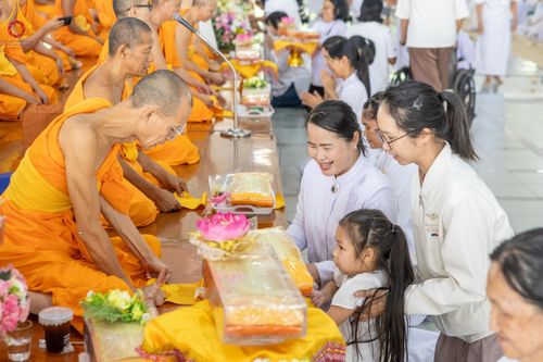 ภาพ No.157741:พิธีถวายภัตตาหารเมนูสวรรค์ ในพรรษาแห่งการเข้าถึงธรรม วันเสาร์ที่ 28 กันยายน พ.ศ. 2567 ณ หอฉันคุณยายอาจารย์ฯ วัดพระธรรมกาย