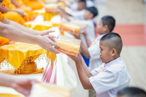 ภาพ No.245990:วันเสาร์ที่ 13 กันยายน พ.ศ. 2568 พิธีมอบผ้าไตรประธานกฐินสัมฤทธิ์เด็กดี V-Star ณ สภาธรรมกายสากล วัดพระธรรมกาย