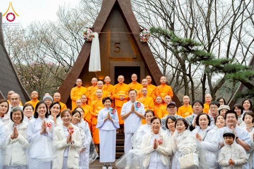 ภาพ No.221039:วันที่ 13 เมษายน พ.ศ. 2568 พิธีโปรยรัตนชาติปฐมเริ่มสถาปนาเจดีย์ และ พิธีเปิดหมู่บ้านปฏิบัติธรรม เพื่อการบรรลุธรรม ณ วัดป่าธรรมกายนานาชาติโทชิหงิ  ประเทศญี่ปุ่น