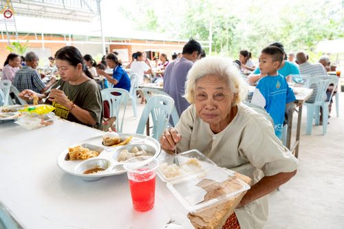 ภาพ No.235471:วันที่ 30-31 กรกฎาคม พ.ศ. 2568 วัดพระธรรมกาย มูลนิธิธรรมกาย ร่วมกับศูนย์ส่งเสริมศีลธรรมจังหวัดสุรินทร์ เปิดศูนย์พักพิงชั่วคราวเพื่อช่วยเหลือประชาชน ผู้อพยพจากเหตุปะทะกันตามแนวชายแดน ไทย-กัมพูชา ตั้งแต่วันที่ 24 กรกฎาคม พ.ศ.2568 เป็นต้นไป
