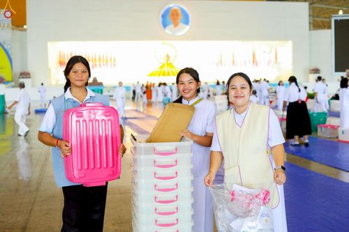 ภาพ No.243551:วันที่ 7 กันยายน พ.ศ. 2568 พิธีตักบาตร ข้าวสารอาหารแห้ง ในวันครูผู้ค้นพบวิชชาธรรมกาย ณ บ้านแก้วเรือนทองคุณยายฯ สภาธรรมกายสากล วัดพระธรรมกาย