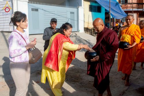 ภาพ No.213182:วันที่ 17 - 18 มีนาคม พ.ศ. 2568 คณะสงฆ์และสามเณรเดินบิณฑบาต รอบเมืองในพื้นที่ วัดสยมภูวนาถและราชวังปาตัน ณ เมืองกาฐมาณฑุ ประเทศเนปาล