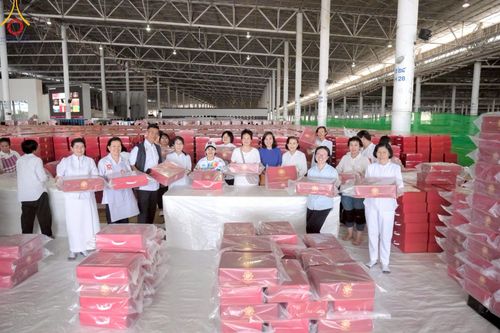 ภาพ No.214406:วันที่ 29 มีนาคม พ.ศ.2568 กิจกรรมใส่ถุงซิปกล่องไทยธรรม เพื่อรักษาความประณีตของกล่องไทยธรรม ในทุกสภาพอากาศ ณ บ้านแก้วเรือนทองคุณยาย วัดพระธรรมกาย