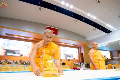 ภาพ No.159550:สัมมนาพิเศษและพิธีมอบองค์พระธรรมกาย 2,000 องค์ ณ ห้องแก้วสารพัดนึก 1 วัดพระธรรมกาย วันอาทิตย์ต้นเดือนที่ 6 ตุลาคม พ.ศ. 2567