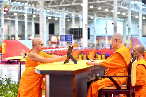 ภาพ No.237513:วันอาทิตย์ที่ 10 สิงหาคม พ.ศ.2568 พิธีมอบใบประกาศเกียรติคุณ โครงการสอบบาลี "ฉลองแชมป์" บูชาธรรม 80 ปี หลวงพ่อธัมมชโย ประจำปี 2568 และ พิธีมอบดวงแก้วสามเณรทรงบาลีไวยากรณ์ ณ สภาธรรมกายสากล วัดพระธรรมกาย ปทุมธานี