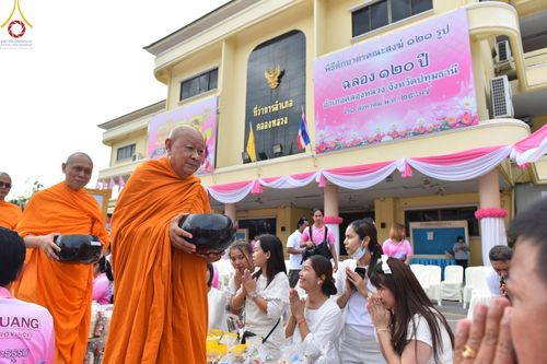 ภาพ No.150874:พิธีเจริญพระพุทธมนต์ และทำบุญตักบาตรแด่คณะสงฆ์ จำนวน 121 รูป เนื่องในโอกาสฉลองครบรอบ 120 ปี อำเภอคลองหลวง จังหวัดปทุมธานี เพื่อถวายเป็นพุทธบูชา ช่วยเหลือผู้ประสบความเดือดร้อนจากอุทกภัย และคณะสงฆ์ 323 วัด 4 จังหวัดชายแดนภาคใต้ วันเสาร์ที่ 31 สิงหาคม พ.ศ. 