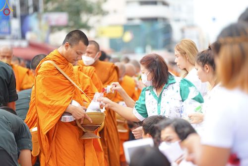 ภาพ No.85971:ตักบาตรพระนานาชาติ 10,000 รูป ใจกลางนครหาดใหญ่ จ.สงขลา วันอาทิตย์ที่ 20 สิงหาคม พ.ศ. 2566