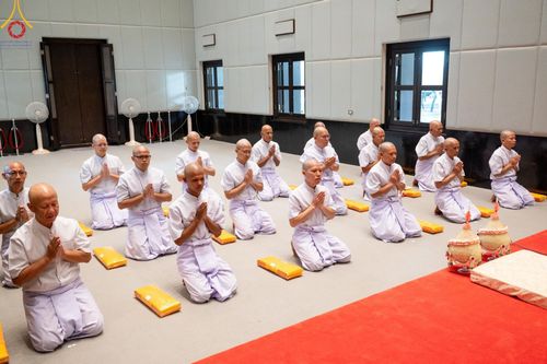 ภาพ No.159774:พิธีตัดปอยผมปลงผมนาคธรรมทายาท, พิธีบรรพชาอุปสมบทหมู่ โครงการอุปสมบทหมู่บูชาธรรม 140 ปี พระมงคลเทพมุนี (สด จนฺทสโร) ณ โบสถ์พระไตรปิฏก วัดพระธรรมกาย วันเสาร์ที่ 5 ตุลาคม พ.ศ. 2567