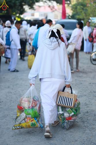 ภาพ No.195413:พิธีตักบาตรพระธรรมยาตรา ณ อนุสรณ์สถานลำดับที่ 3 สถานที่เกิดใหม่ในเพศสมณะ วัดสองพี่น้อง ต.ต้นตาล อ.สองพี่น้อง จ.สุพรรณบุรี ในโครงการธรรมยาตรา กตัญญูบูชา มหาปูชนียาจารย์ พระมงคลเทพมุนี(สด จนฺทสโร) พระผู้ปราบมาร ปีที่ 13 วันที่ 15 มกราคม พ.ศ.2568