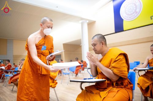 ภาพ No.208857:พระบาทสมเด็จพระเจ้าอยู่หัวทรงพระกรุณาโปรดเกล้าฯ พระราชทานภัตตาหารพระราชทาน แด่พระภิกษุ สามเณร ในการสอบบาลีสนามหลวง ณ วัดพระธรรมกาย วันที่ 22 กุมภาพันธ์ พ.ศ. 2568 ณ วัดพระธรรมกาย อำเภอคลองหลวง จังหวัดปทุมธานี