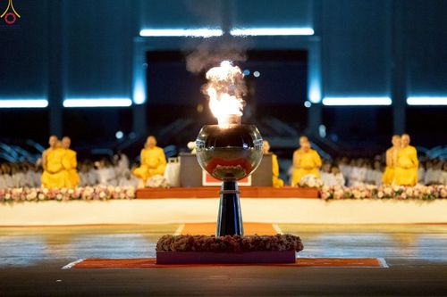 ภาพ No.241051:วันพุธที่ 27 สิงหาคม พ.ศ. 2568 พิธีจุดประทีป ในวันธรรมชัย ณ วัดพระธรรมกาย