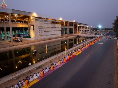 ภาพ No.202084:พิธีต้อนรับพระธรรมยาตรา ณ อนุสรณ์สถานลำดับที่ 7 สถานที่ขยายวิชชาธรรมกาย วัดพระธรรมกาย ต.คลองสาม อ.คลองหลวง จ.ปทุมธานี ในโครงการธรรมยาตรา กตัญญูบูชา มหาปูชนียาจารย์ พระมงคลเทพมุนี(สด จนฺทสโร) พระผู้ปราบมาร อนุสรณ์สถาน 7 แห่ง ปีที่ 13 วันที่ 26 มกราคม 2568