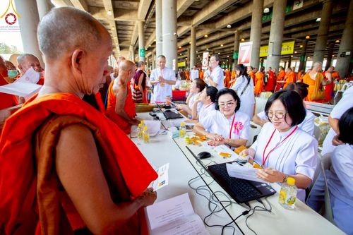 ภาพ No.219348:บรรยากาศการเดินทางเข้าวัดพระธรรมกาย , การต้อนรับปฏิสันถาร , การฉันภัตตาหารเช้า , การลงทะเบียนพระสังฆาธิการ  เนื่องในวันคุ้มครองโลก พิธีถวายมหาสังฆทานคณะสงฆ์ 40,000 กว่าวัดทั่วประเทศ ณ วัดพระธรรมกาย