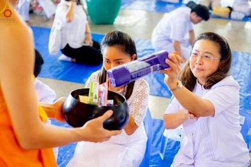 ภาพ No.222048:วันที่ 4 พฤษภาคม พ.ศ. 2568 พิธีตักบาตร เนื่องในวันอาทิตย์ต้นเดือน ณ บ้านแก้วเรือนทองคุณยายฯ วัดพระธรรมกาย